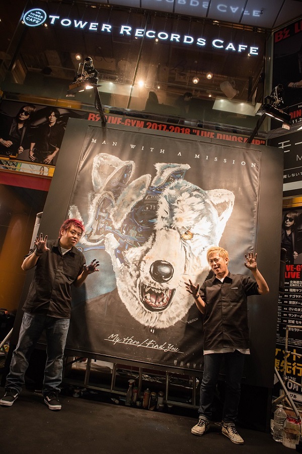 「MAN WITH A MISSION、渋谷タワレコで新曲J写をライブペインティングにて解禁」1枚目/7