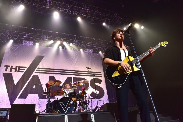 「ザ・ヴァンプス、3度目の来日公演で遂にメンバー4人揃ったパフォーマンスを披露」1枚目/4