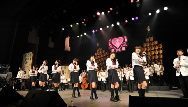 「エビ中「怖いけどかわいい！」秋田犬サプライズ登場の秋田ワンマン大盛況！ 東京フリーライブではファミリー3000人と笑顔」1枚目/11