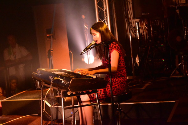 「上野優華 色違いのドレスで昼夜のツアーファイナル！ 新曲「思い届け、キミに」初披露」1枚目/9