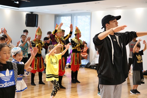 「EXILE世界、モンゴルの子どもたちとChoo Choo TRAIN　「ダンスや歌で交流できることの素晴らしさを改めて感じた」」1枚目/7