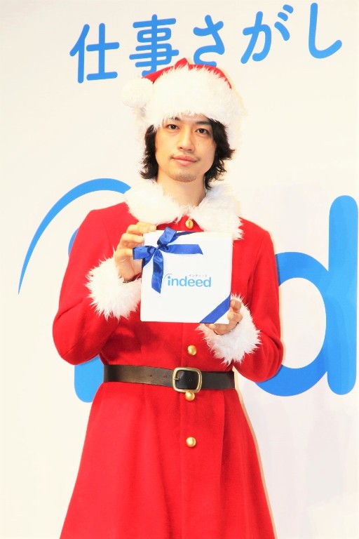 「斎藤工“初のサンタ姿”でマフラ－のプレゼント　ＩｎｄｅｅｄのＣＭは「子どもが泣きやむ」」1枚目/1