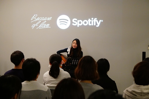 「片平里菜 ファン20名限定のSpotifyプレミアム弾き語りライブを開催」1枚目/4