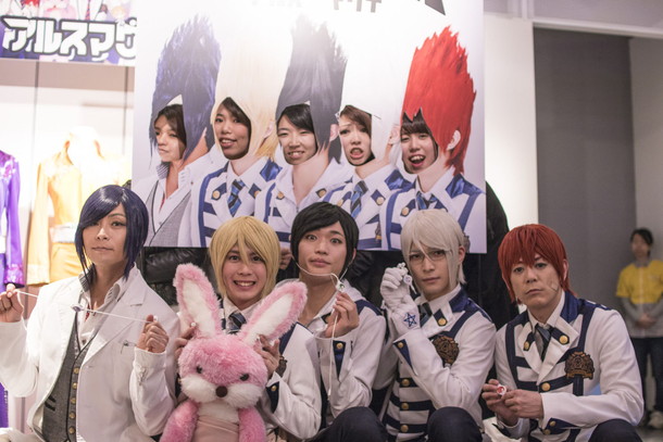 「アルスマグナ NEWアルバム『アルスロットル』発売記念インベント展＠渋谷ロフト“1日店長”としてサプライズ登場」1枚目/7