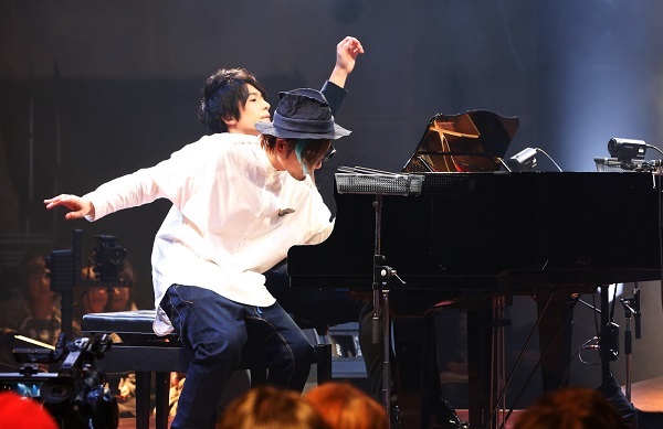 「鍵盤男子、メジャーデビュー記念公演“世界初のステージ”で超絶技巧のピアノ連弾披露」1枚目/4