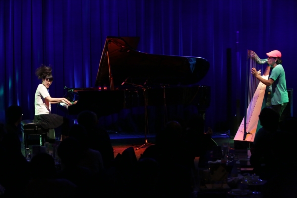 「上原ひろみ×エドマール・カスタネーダ ビルボードライブ大阪での公演レポート、「音楽」という概念を越えて「芸術」そのもの」1枚目/5