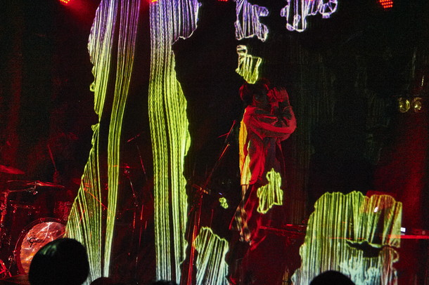 「辻村有記（ex.HaKU）ワンマンで特殊スクリーンを駆使！ 言葉×ビート×光を融合」1枚目/6