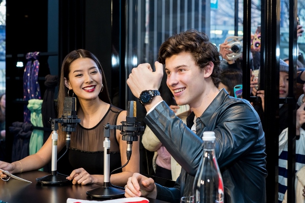 「ショーン・メンデス、ライブトークショーのためアルマーニ来店」1枚目/7