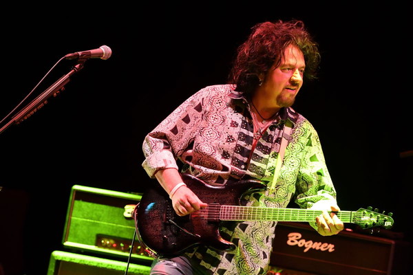 「TOTOのスティーヴ・ルカサー率いる“Nerve Bundle”の東京初日公演が終了！最新セッション集を監修する中田利樹がレポート」1枚目/6