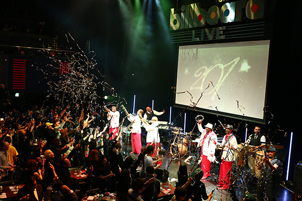 「ダンスとファンクの熱気が呼び寄せた2018年の幕開け　コン・ファンク・シャン、カウントダウン・ライブをレポート」1枚目/10