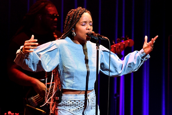 「チャンス・ザ・ラッパーの活躍で注目を集めるシカゴ音楽シーンの新星、ジャミーラ・ウッズの初来日公演をレポート」1枚目/11