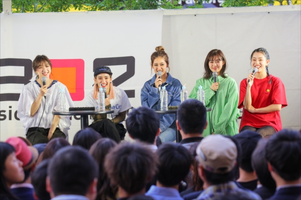 「E-girls、快晴のFM８０２公開収録にファン1000人歓喜 」1枚目/6