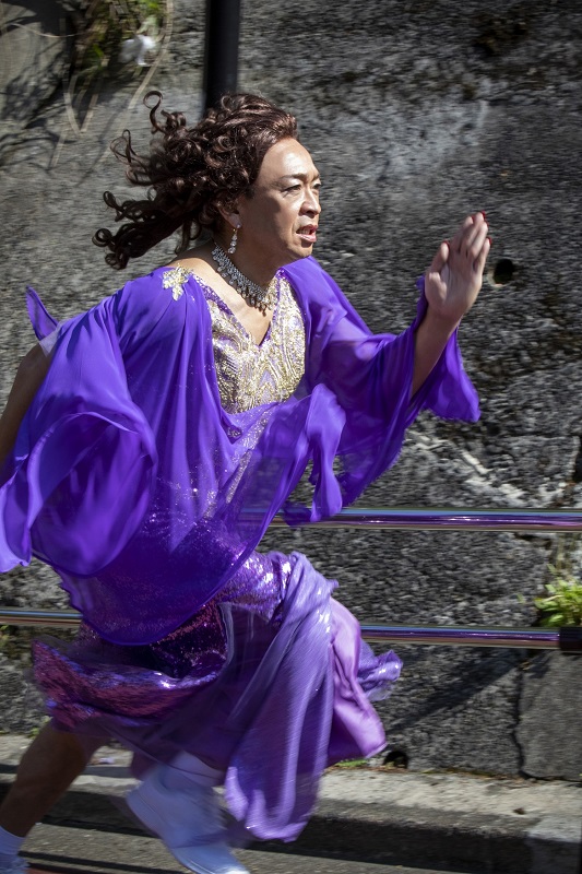 「注目の新人歌手・島茂子が『全力坂』に登場　47歳・最年長ランナーの華麗なる疾走」1枚目/1