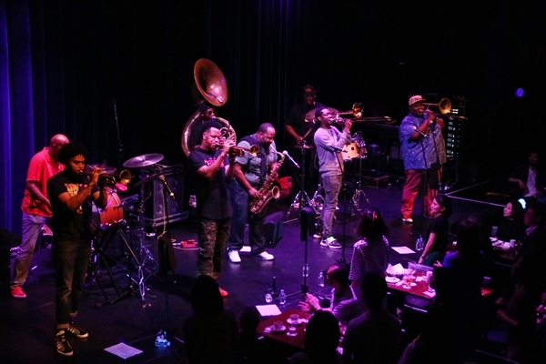 「ソウル・レベルズ東京公演レポート“日本でニューオーリンズのカーニバルを楽しむ方法、あるじゃないか”」1枚目/9