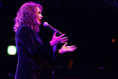 「＜ライブレポート＞ジル・エグロ、色褪せることのないエディット・ピアフの名曲に新たな息吹を注ぎ込む」1枚目/10