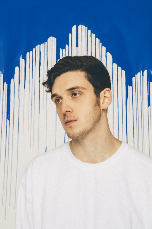 「あらゆる可能性を秘めた若き天才、ラウヴによる“デビュー・プレイリスト”、その真意を読み解く内本順一氏の特別ライナーノーツを公開」1枚目/2