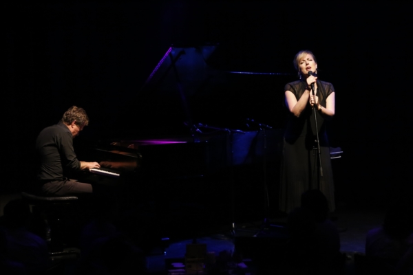 「シーネ・エイ、2年ぶりのアルバムを携えて行われたジャパン・ツアーの大阪公演をレポート」1枚目/5