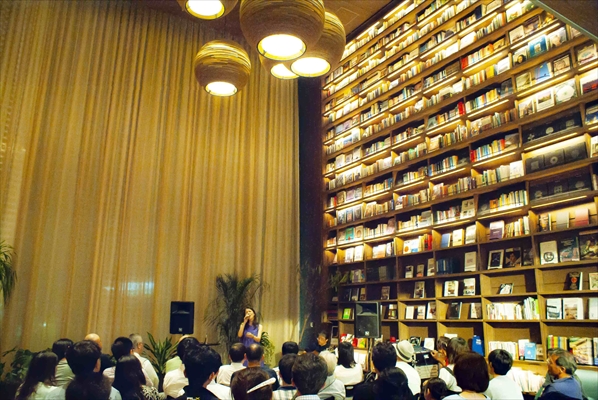 「純名里沙　大阪・枚方の夜に新作ALインストアライブを披露」1枚目/2