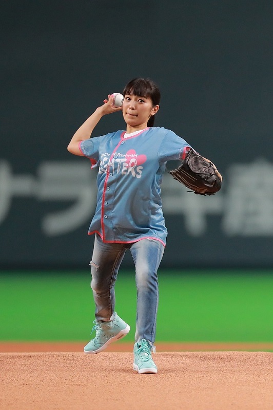 「miwa、初の始球式でノーバン神ピッチング？ 弾き語りライブも」1枚目/10