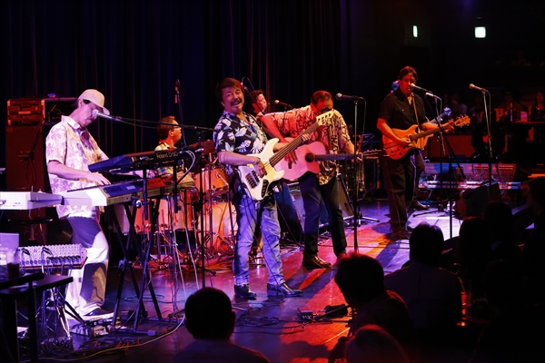 「＜ライブレポート＞カラパナ、最高にピースフルで愛に満ちた極上のサーフ・ロックサウンド」1枚目/7