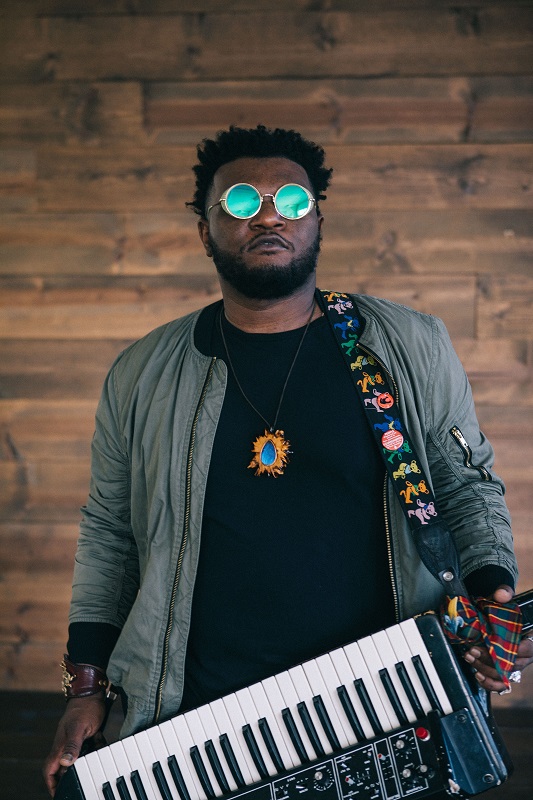 「LA新世代ジャズを牽引する鍵盤奏者ブランドン・コールマン、カマシらWCGDメンバーも集結した最新アルバムのリリースが決定」1枚目/3