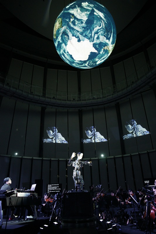 「渋谷慶一郎によるアンドロイドオペラ【Scary Beauty】世界初演が開催、人間とアンドロイドのインタラクションが生み出す美しさとは」1枚目/5