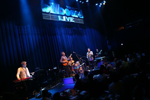 「間近で目撃する“1つの終焉”　日本では最後になったソフト・マシーンの超絶パフォーマンスを記憶に刻み込む真夏の宵」1枚目/16