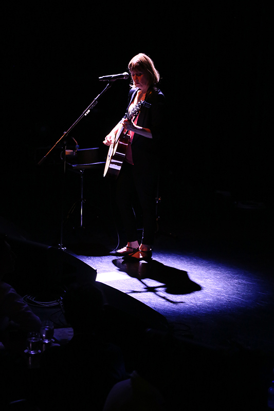 「スザンヌ・ヴェガが紡ぐインテレクチュアルな音と言葉。繊細な響きと軽快なリズムに身体を委ねるヒートアイランドの宵」1枚目/8