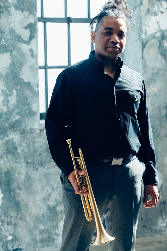 「トランペット奏者ルイス・バジェ、映画『検察側の罪人』サントラに参加」1枚目/3