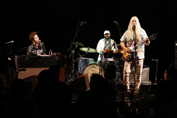 「現代AORの最高峰デュオ、ヤング・ガン・シルヴァー・フォックスが初来日公演を大阪で開催＆レポートが到着」1枚目/5