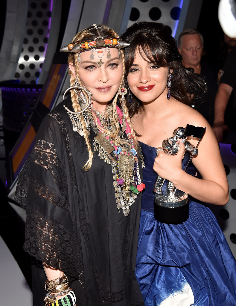 2018 MTV VMAs】でカミラが最優秀賞を受賞、アリアナ/ポスト・マローン