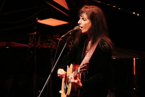 「思わず酔い痴れてしまうカーラ・ボノフのエレガントなステージ。オーガニックな美しさを湛えた素朴な演奏に身も心も癒される夏の終わりの夜」1枚目/12