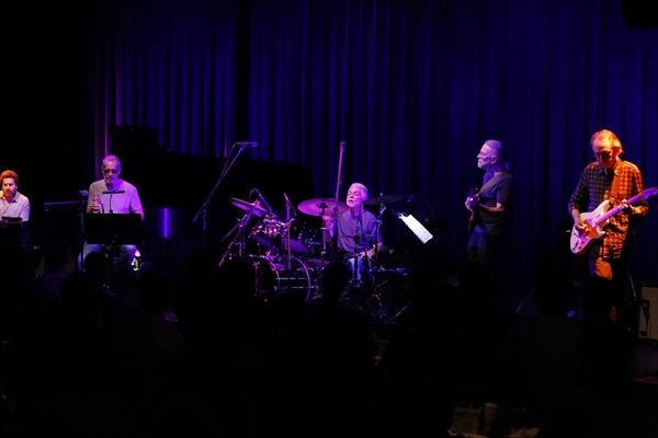 「自在にステージをコントロールしていく―　スティーヴ・ガッド・バンド・ジャパン・ツアー　大阪公演をレポート」1枚目/6