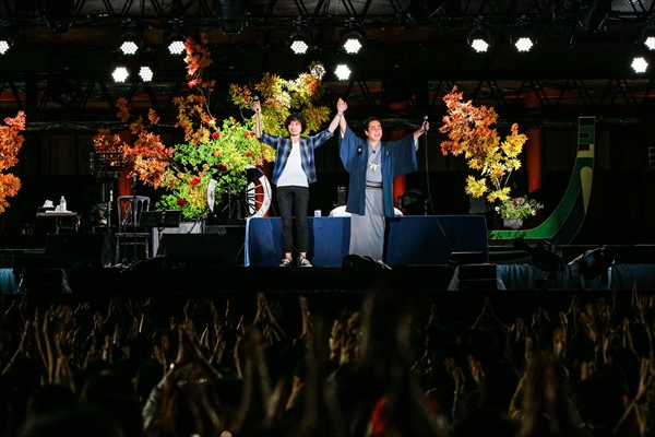 「＜ライブレポート＞ 斉藤和義×立川談春　平安神宮で異例のコラボ　斉藤和義「断られると思っていた」」1枚目/9