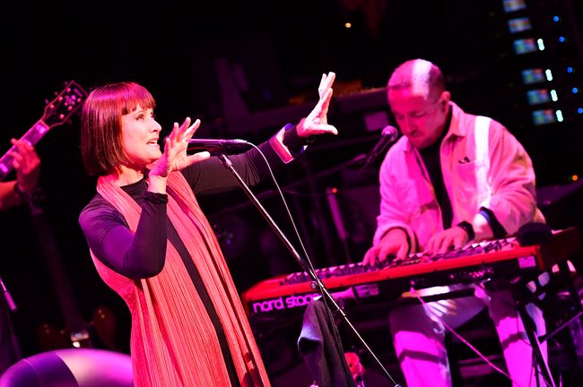 「鮮やかなヴィジュアルとシックなサウンドが織りなすスウィング・アウト・シスターのステージ。深まりゆく秋の空気とシンクロする歌に酔い痴れる宵」1枚目/5