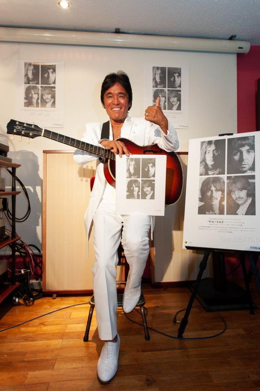 「真っ黒い松崎しげる、ザ・ビートルズ『ホワイト・アルバム』50周年記念盤イベントで熱唱」1枚目/9