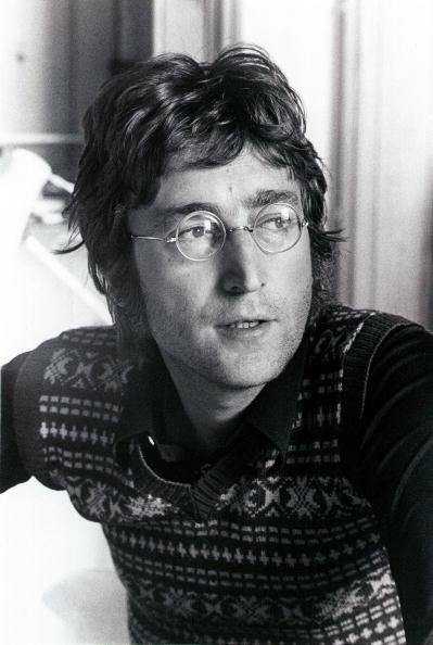 「故ジョン・レノン、75歳の誕生日を祝うコンサートのCD＆DVDリリースへ　「愛こそはすべて」の豪華ライブ映像が公開」1枚目/1