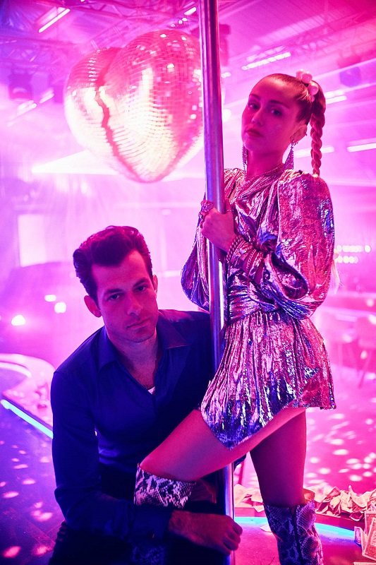 「マーク・ロンソン、新アルバムよりマイリー・サイラスとのコラボ・シングルをリリース」1枚目/2