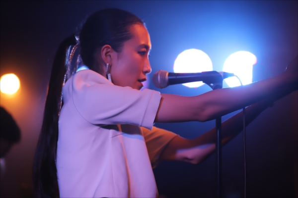 「Nao Kawamura、デビューアルバムを引っさげての東阪ツアーで謝意が伝わる美声を披露」1枚目/10