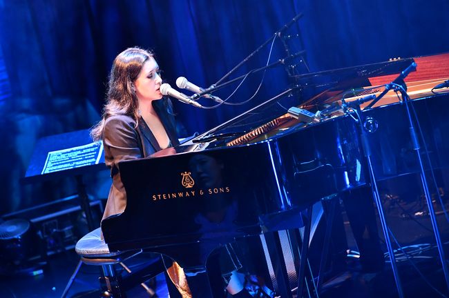 「16年の空白をピュアな空気で満たしてくれたヴァネッサ・カールトン。美しい旋律とアコースティックな響きに身を委ねる、イルミネーション煌めく夜」1枚目/8