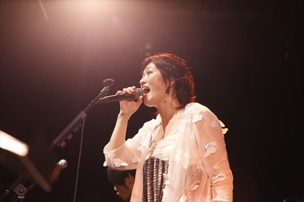 「＜ライブレポート＞BONNIE PINK　クリスマス・イブに行われた大阪でのワンマンライブをレポート」1枚目/8