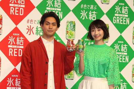 「柳楽優弥と波瑠が、赤と緑に分かれて対決　「色って、その人の個性が出るから面白い」」1枚目/1