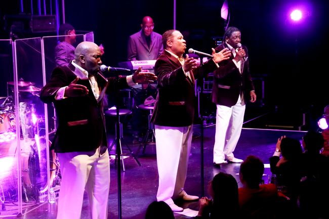 「ファン待望の来日を果たしたマンハッタンズ・フィーチャリング・ジェラルド・アルストン。麗しいコーラスとエモーショナルな歌のコントラストに酔い痴れる早春の宵」1枚目/8