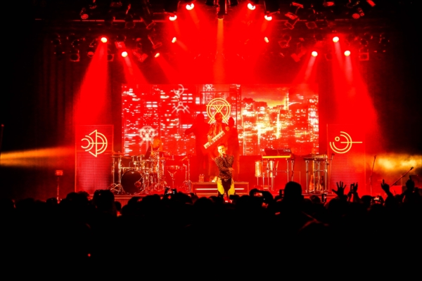 「イヤーズ＆イヤーズ【THE PALO SANTO TOUR 2019 LIVE IN JAPAN】 大阪公演のレポートが到着」1枚目/19