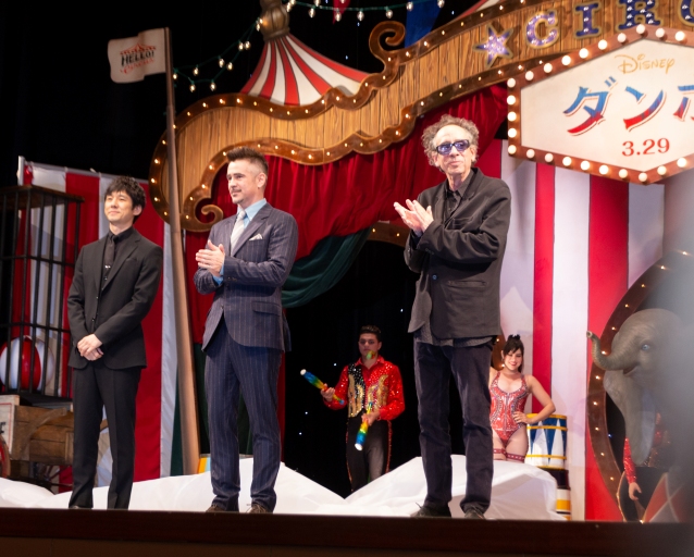 「西島秀俊「皆さんの期待以上に素晴らしい作品」　ティム・バ－トン、コリン・ファレルと共に登場」1枚目/1