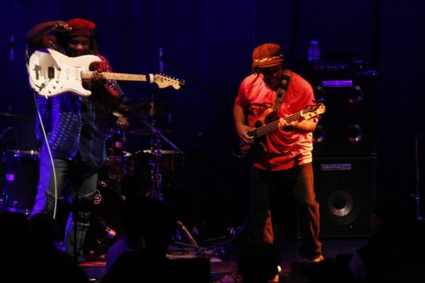 「ヴィクター・ウッテン、世界最高水準を誇るベーシストが織りなすグルーヴとテクニックが融合した大阪公演のライブレポートが到着」1枚目/7