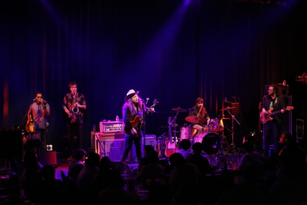 「マーカス・キング・バンド、圧倒的な存在感とグルーヴを見せつけた大阪公演のレポートが到着」1枚目/3