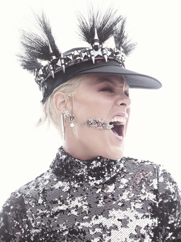 「P!NK、シーア/ベック/カリード等豪華アーティスト参加の最新アルバム『ハーツ・トゥ・ビー・ヒューマン』が発売」1枚目/2
