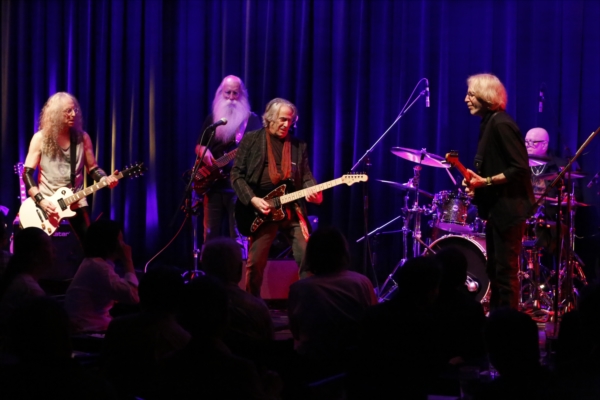 「＜ライヴレポート＞ダニー・コーチマーの来日ツアーがスタート“熟達したキャリアから繰り出される時代、国境を越えて心を震わせる楽曲の数々”」1枚目/7