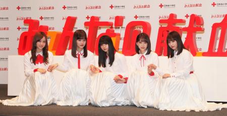 「齋藤飛鳥「最近メンバ－と話すようになった」　堀未央奈「みんなで“顔交換”をして遊んでいる」」1枚目/1